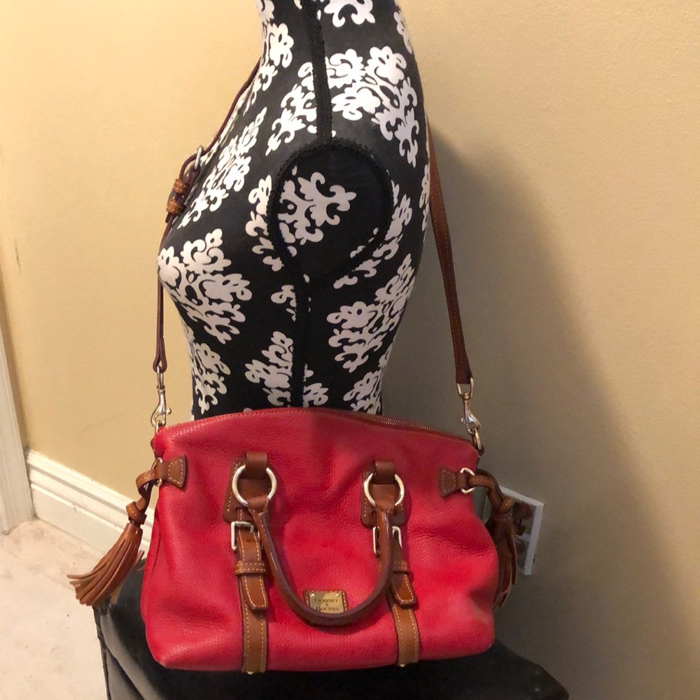 ❤️ Dooney & Bourke Classic Pebbled Leather adjust strap, tassels + storage bag